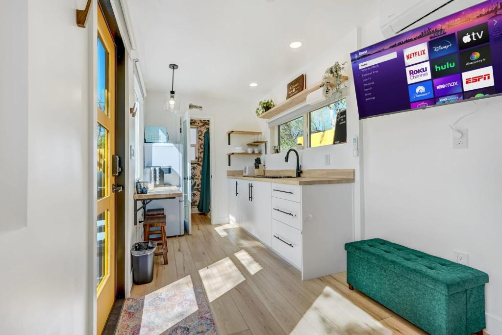 Cargo Casita Shipping Container Tiny Home的厨房或小厨房