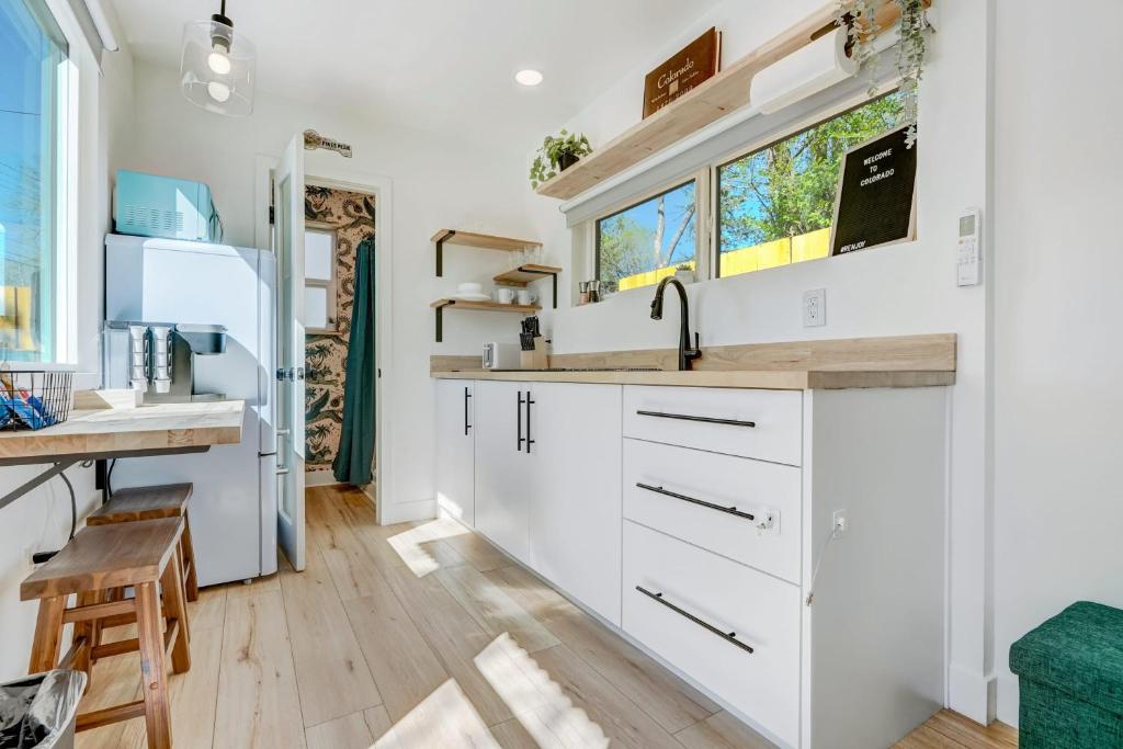 Cargo Casita Shipping Container Tiny Home的厨房或小厨房