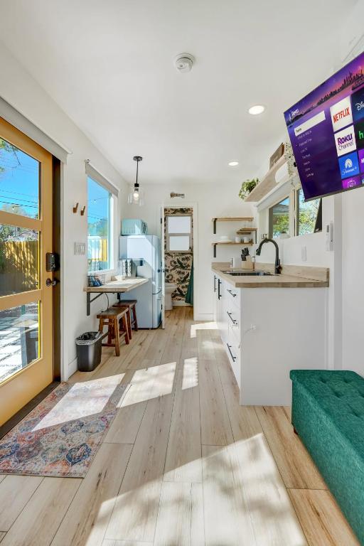 Cargo Casita Shipping Container Tiny Home的厨房或小厨房