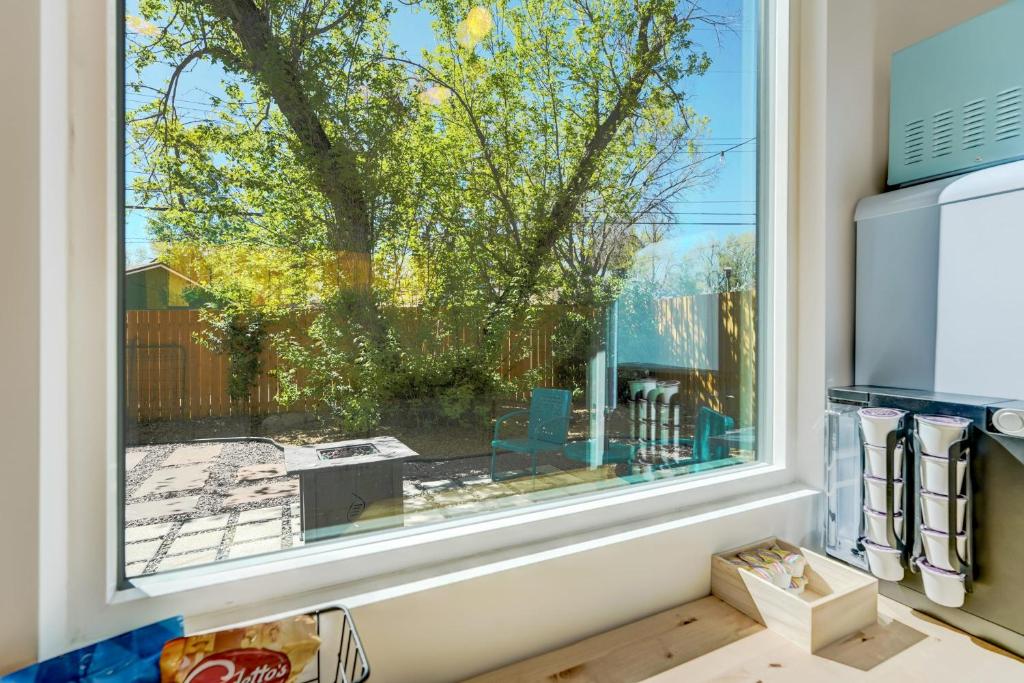 Cargo Casita Shipping Container Tiny Home的阳台或露台