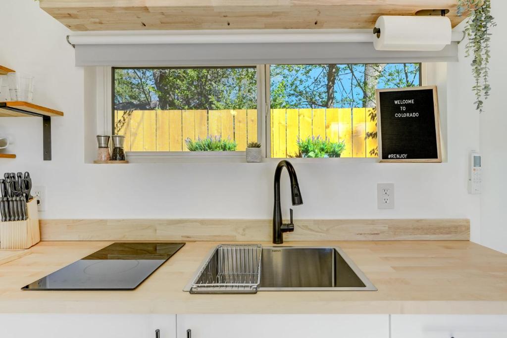 Cargo Casita Shipping Container Tiny Home的厨房或小厨房