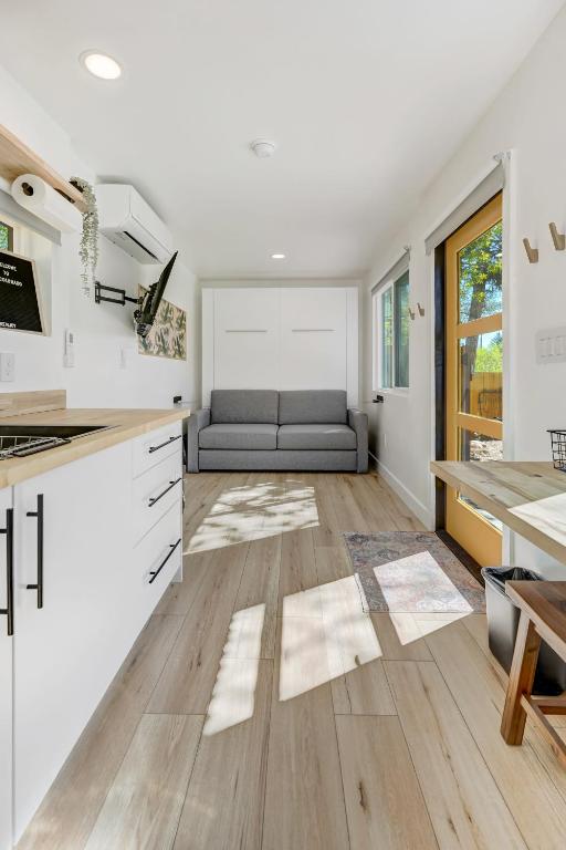 Cargo Casita Shipping Container Tiny Home的厨房或小厨房