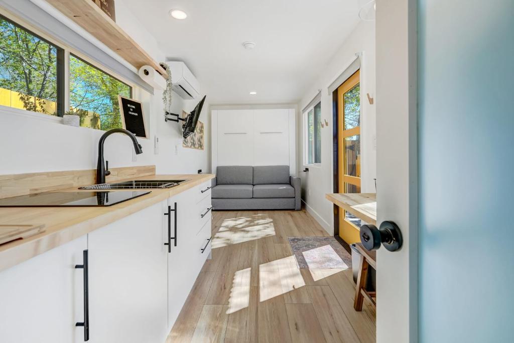 Cargo Casita Shipping Container Tiny Home的厨房或小厨房