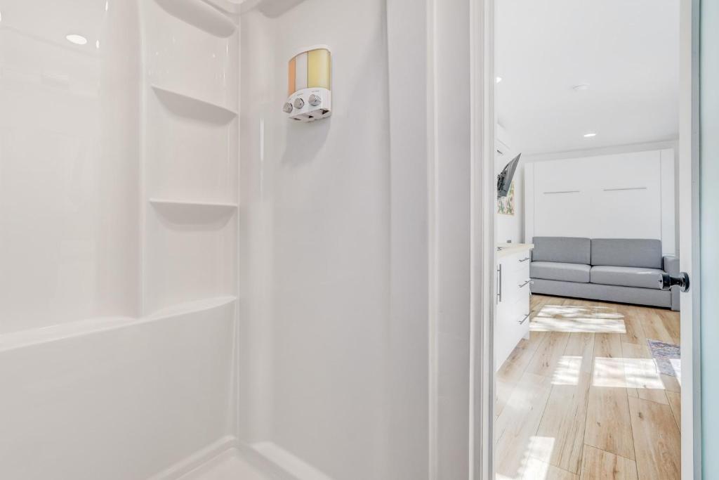 Cargo Casita Shipping Container Tiny Home平面图