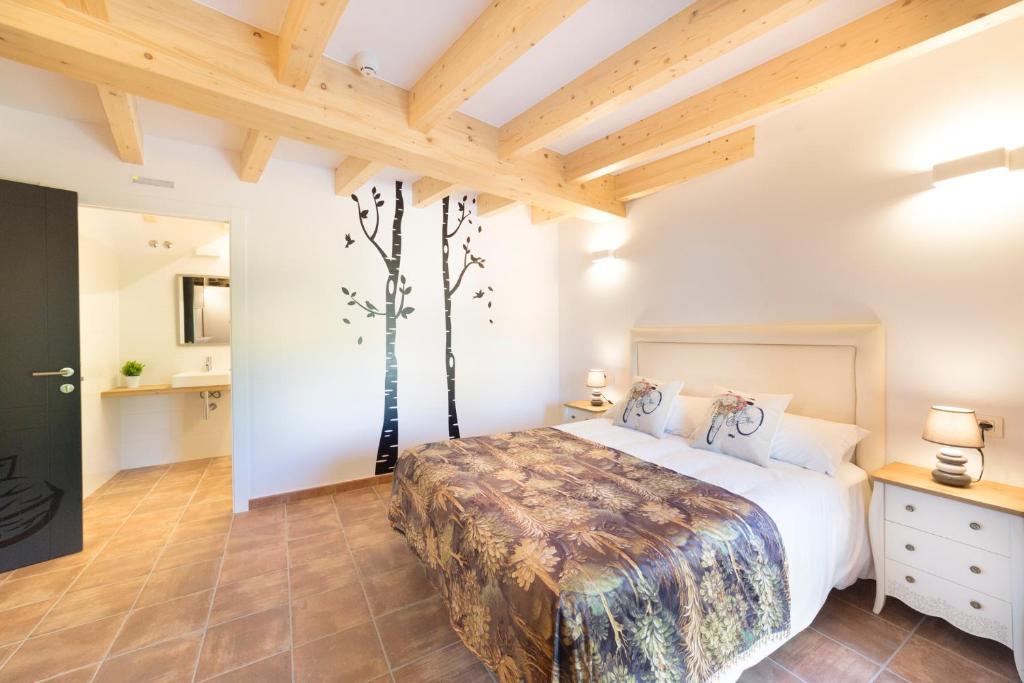 圣地亚哥－德孔波斯特拉Landras de Compostela的卧室配有一张挂在墙上的树壁床。