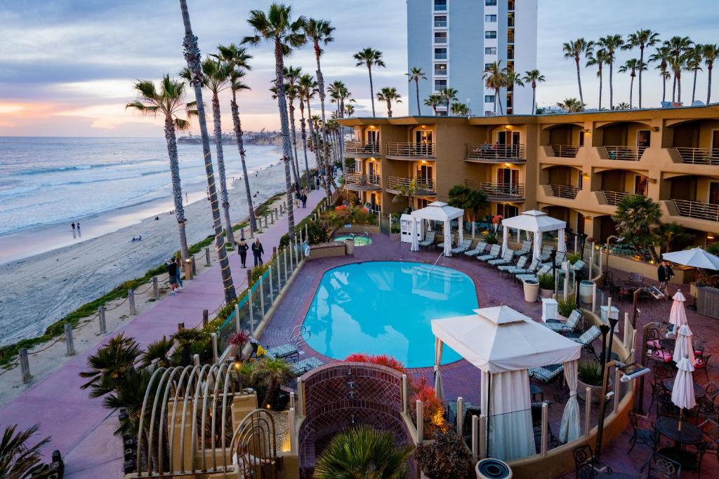 圣地亚哥太平洋露台酒店 的享有酒店空中景致,设有游泳池和海滩