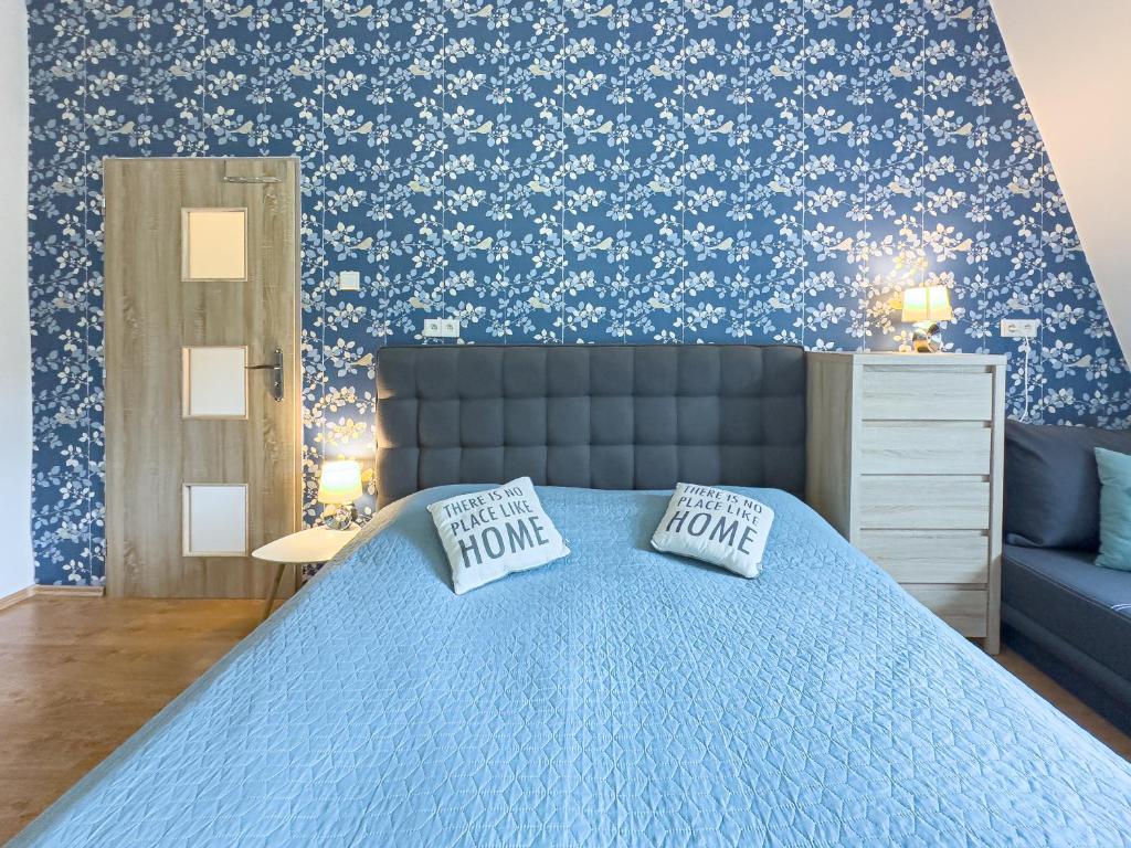 卡罗维发利Nely´s Apartment的一间卧室配有蓝色的床和两个枕头