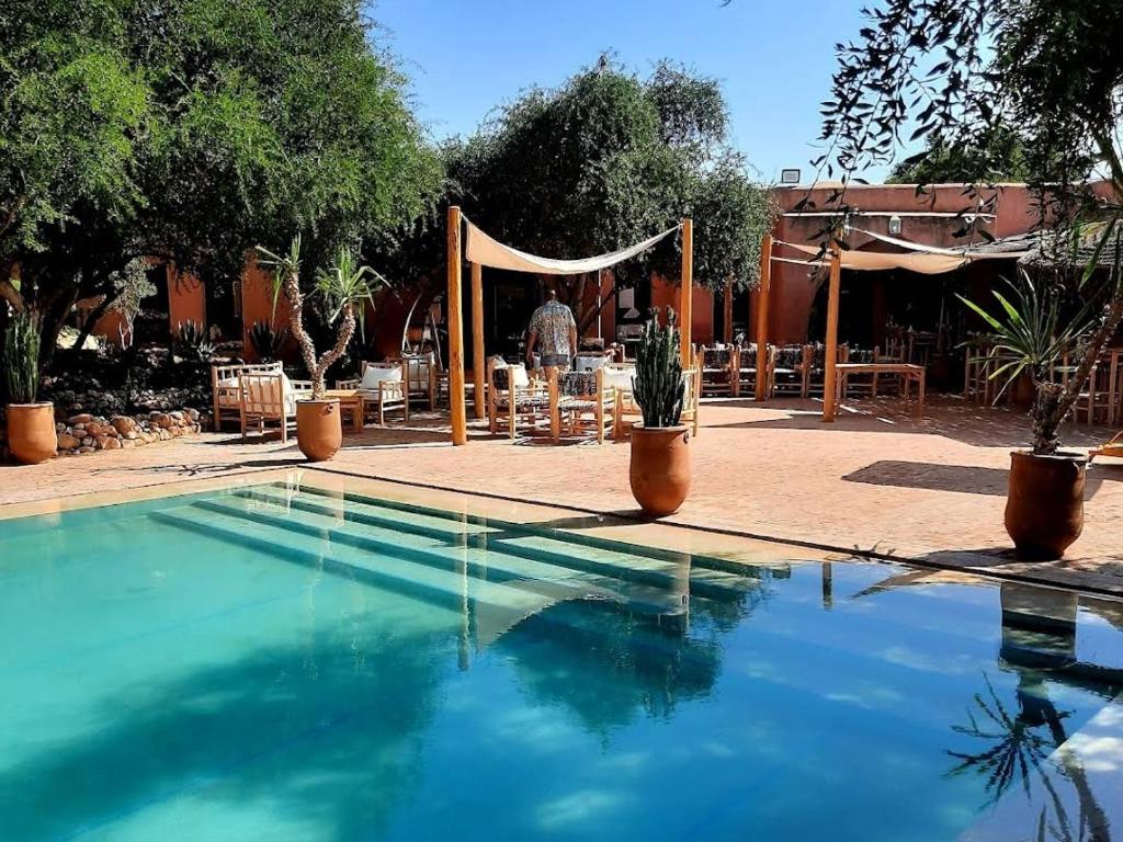 Azrarag诺马德天堂酒店的一个带帐篷和桌椅的游泳池