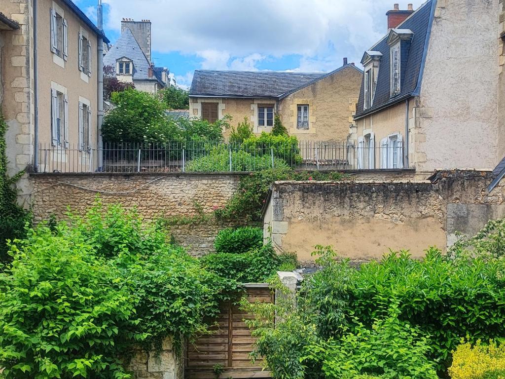 普瓦捷Le CocoOn Doré的一座拥有房屋的城市里,有一套楼梯
