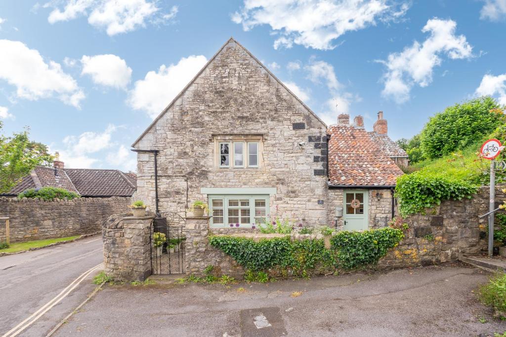 SaltfordCosy cottage on outskirts of bath的街道边的一座老石屋