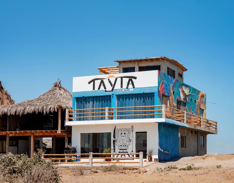 洛维托斯Tayta Surf House的建筑的侧面有标志