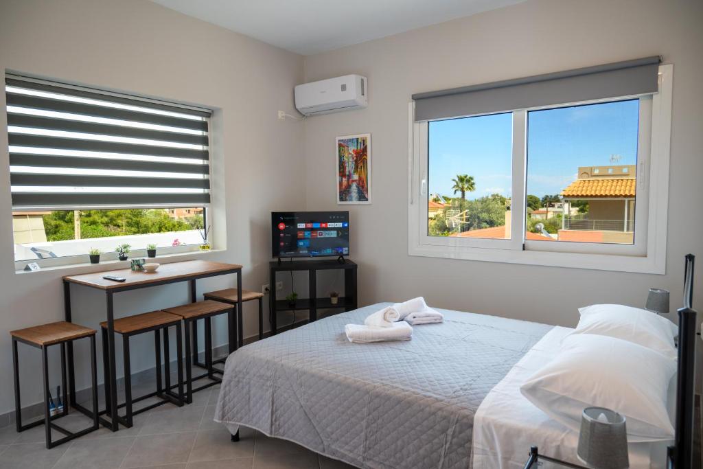 阿特米达Airport Palmtree Apartments - 15min from Airport的一间卧室配有床、水槽和2个窗户