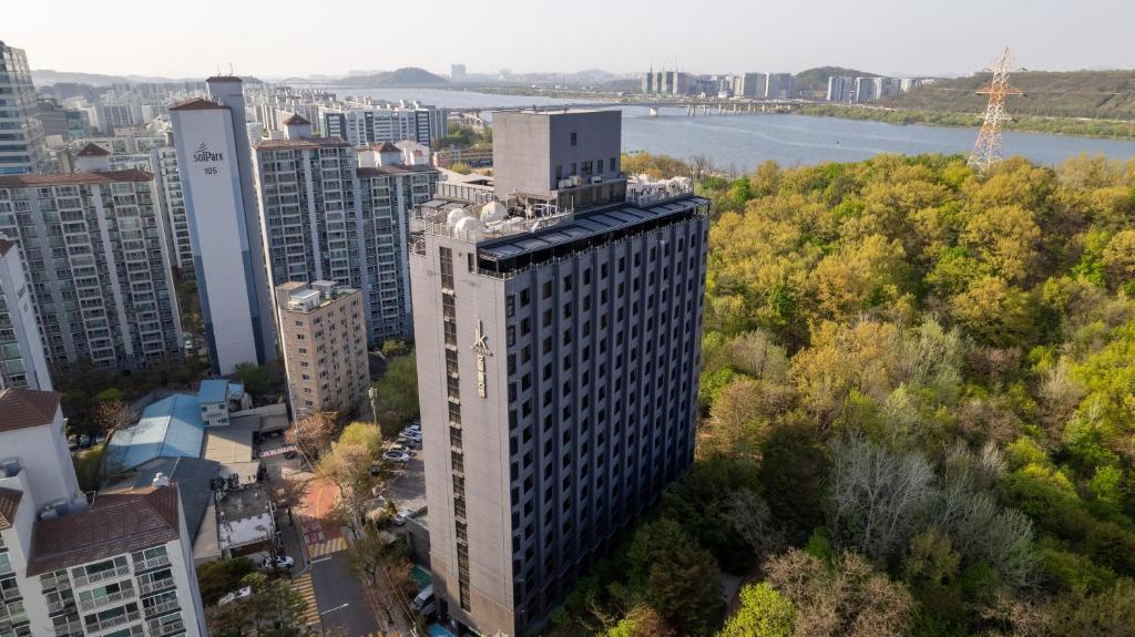 首尔JK盛开酒店的城市高楼空中景观