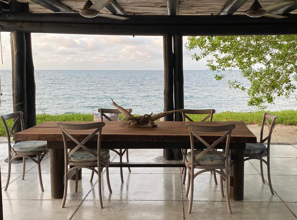 Tintipan IslandSal Si Puedes的一张木桌和椅子,享有海景