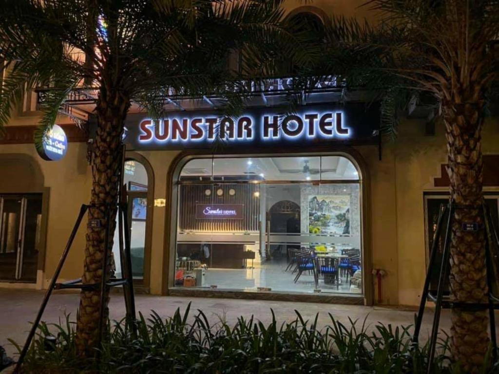 下龙湾Sunstar Hotel的一家阳光明媚的酒店,前面有一棵棕榈树