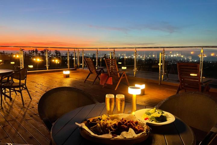 济州市樟树酒店及度假村 的阳台上的餐桌上放着一盘食物