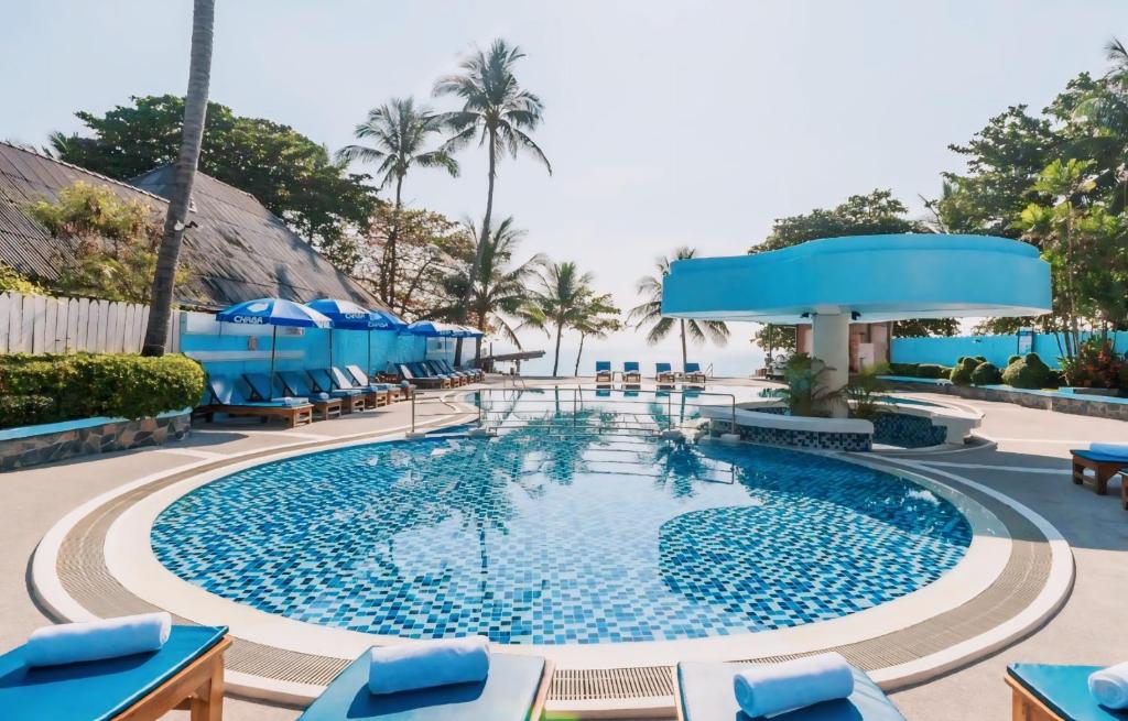 查汶MATCHA SAMUI RESORT formerly Chaba Samui Resort的度假村的游泳池,设有蓝色椅子和海洋