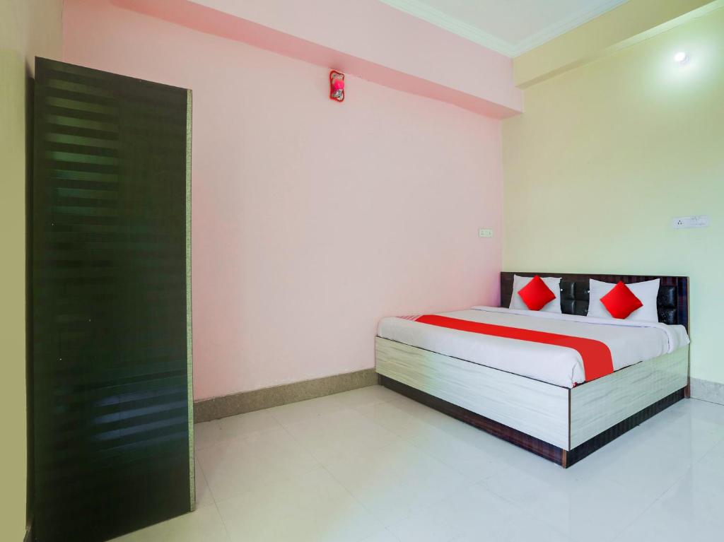 OYO Flagship Radhe Radhe Hotels客房内的一张或多张床位