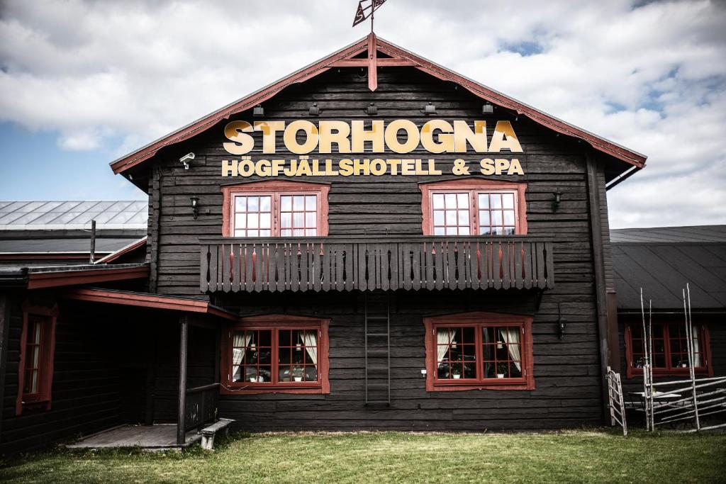 Storhågna斯托宏纳霍格舒特尔酒店和spa的一座木结构建筑,其侧面有标志