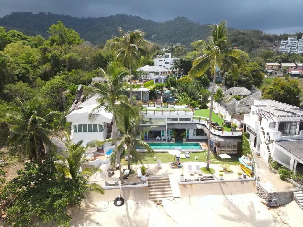 拉迈The Rock Samui的享有带游泳池的房屋的空中景致
