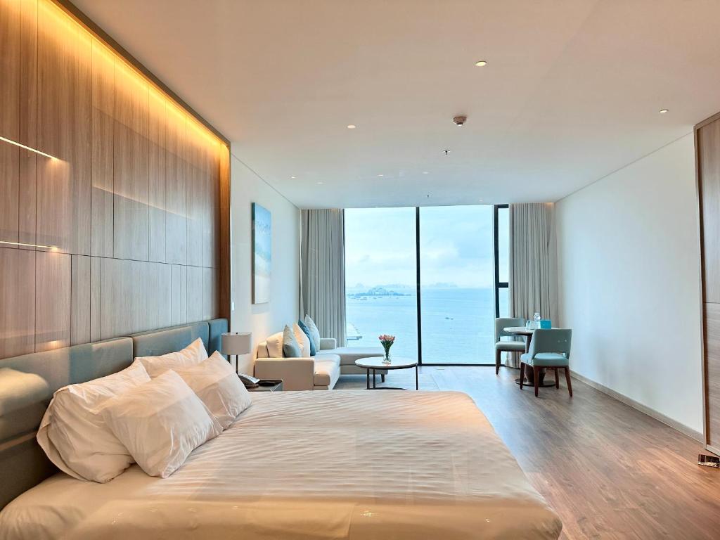 下龙湾A La Carte Ha Long Bay - Sea View Apartment的一间带大床的卧室和一间客厅