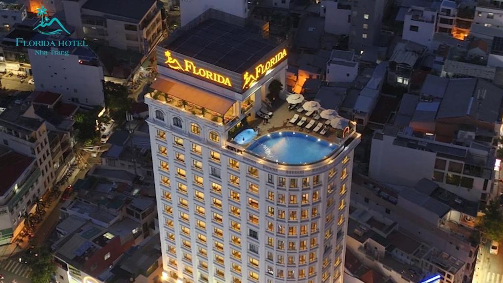 芽庄Florida Nha Trang Hotel & Spa的夜视毫克姆酒店