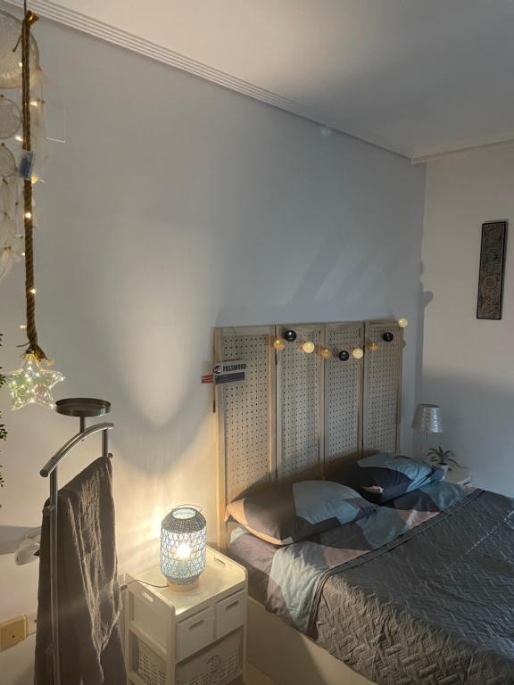 瓦伦西亚Nou Mestalla的一间卧室配有一张床和一张带台灯的桌子