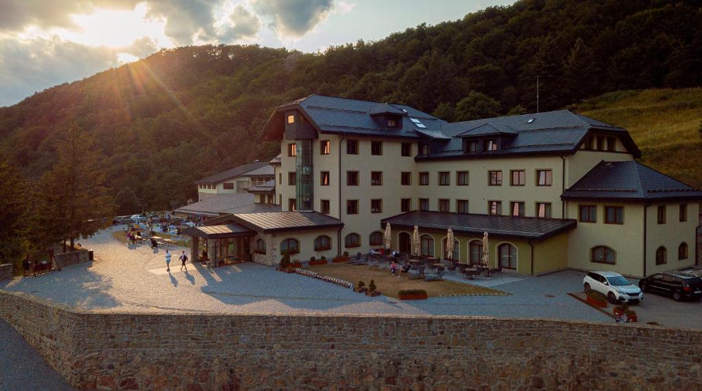 Vršatské PodhradieWellness Hotel Jason的山边的大建筑