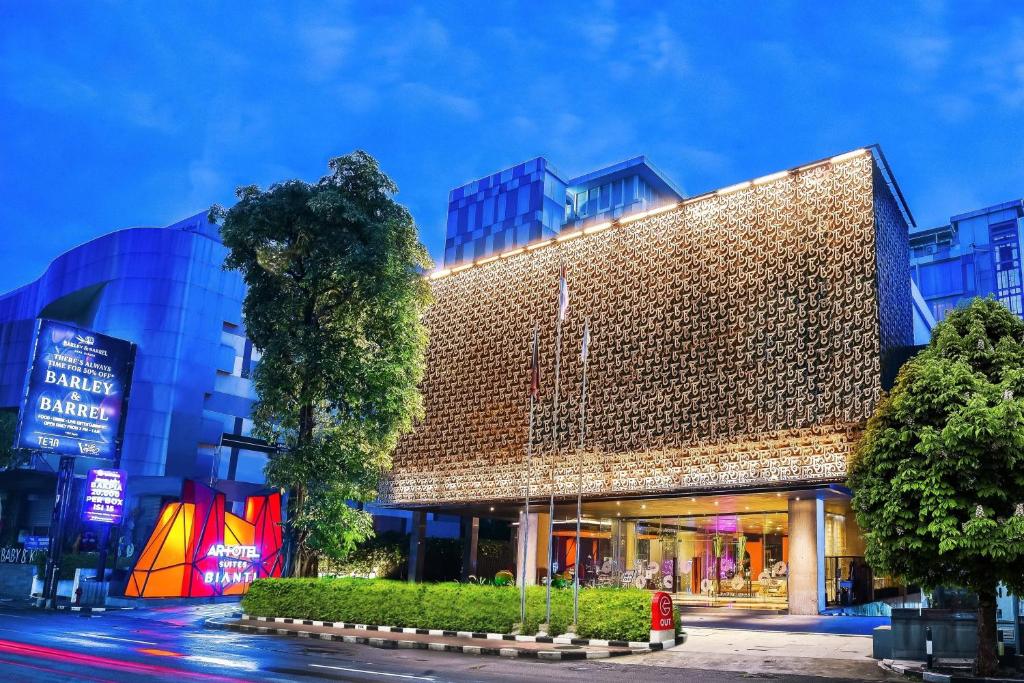 日惹ARTOTEL Suites Bianti Yogyakarta, CHSE Certified的街道上的城市建筑