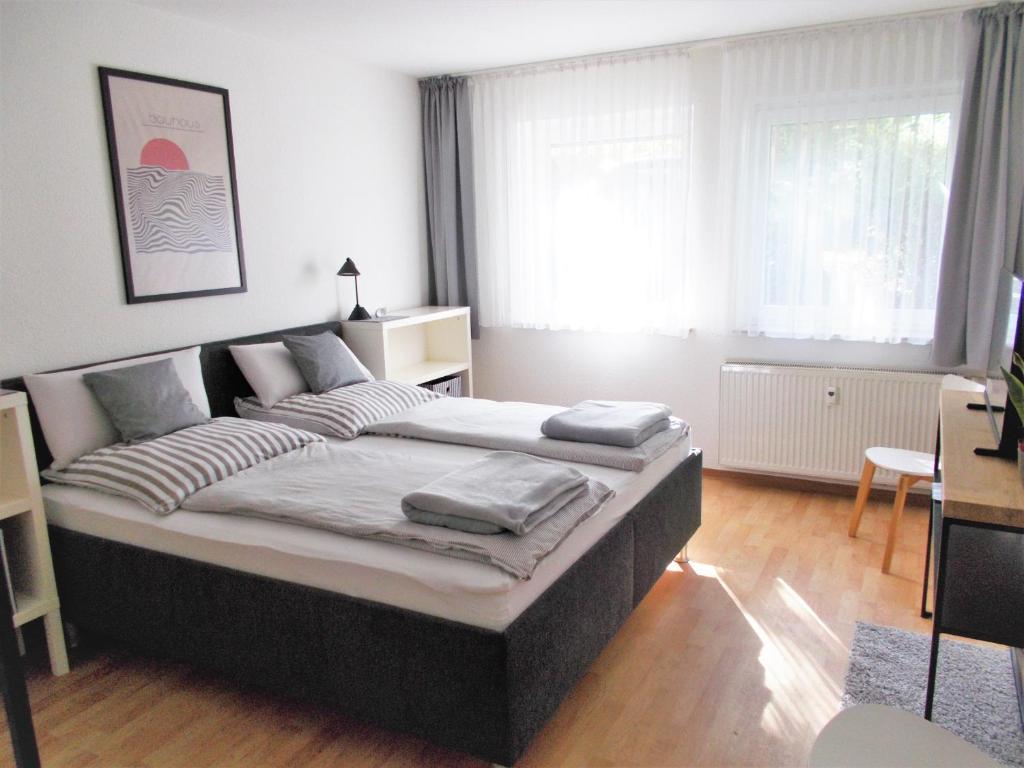 魏玛Ferienwohnung WeimarGlück的一间卧室,卧室内配有一张大床