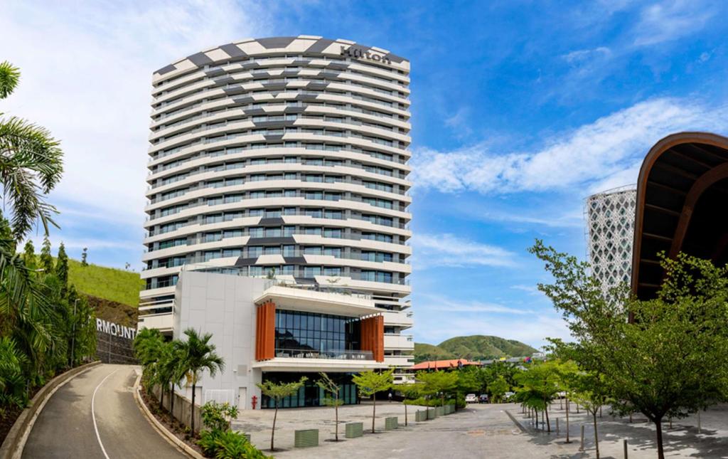 莫尔兹比港Hilton Port Moresby Hotel & Residences的圆顶高大的白色建筑