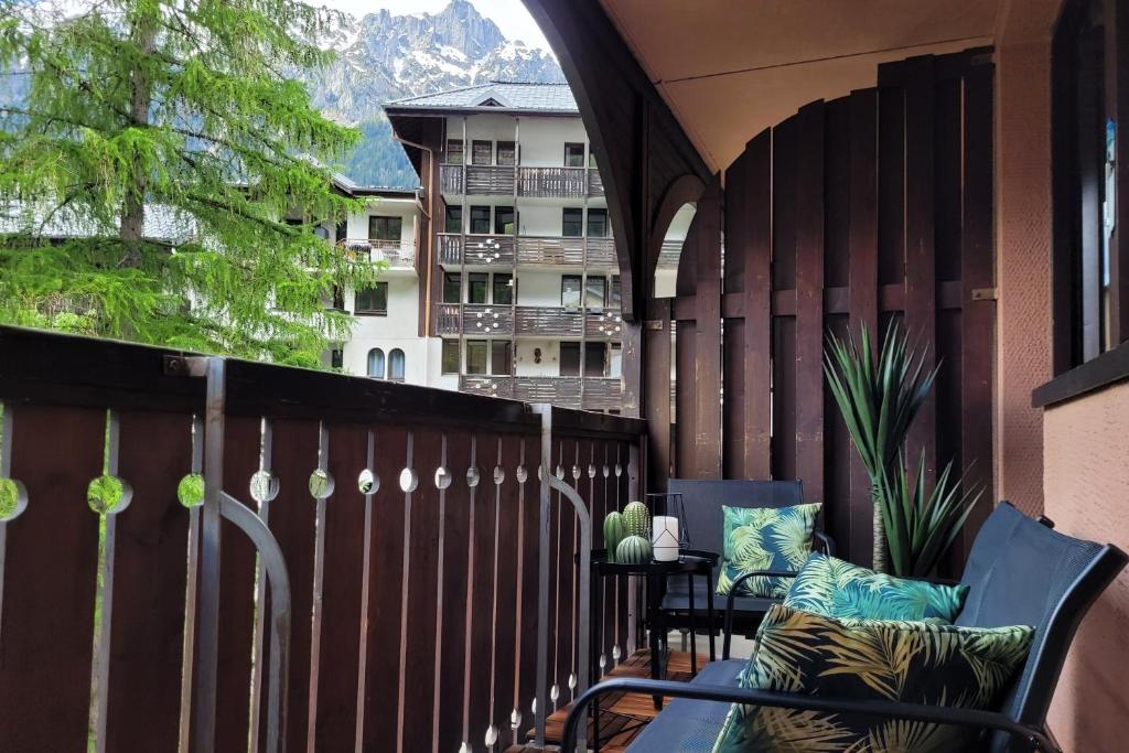 夏蒙尼-勃朗峰Chamonix Sud - Jonquilles 209 - Happy Rentals的阳台设有围栏和椅子,大楼设有