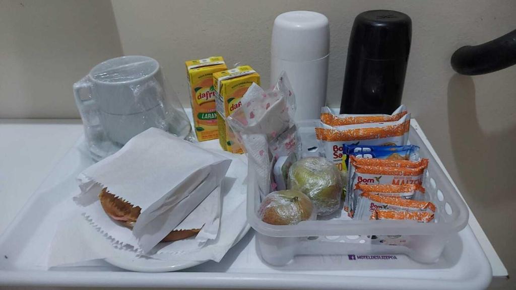 阿雷格里港Deslize Motel的冰箱里放着三明治和其他食物