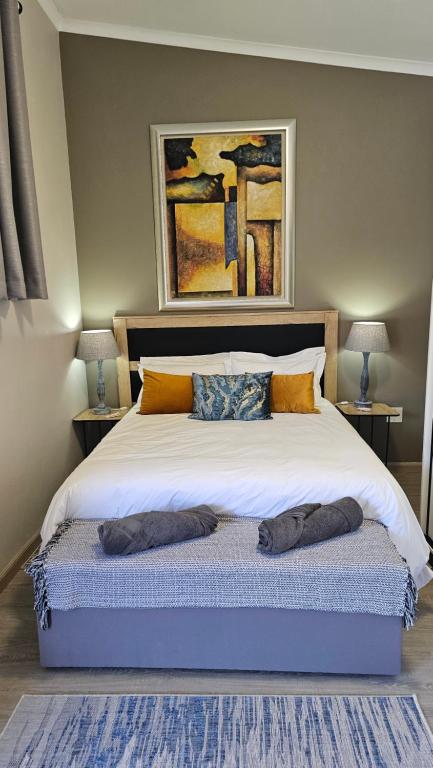 逊邱伦189 Luxury Suite的一间卧室配有一张大床和两个枕头