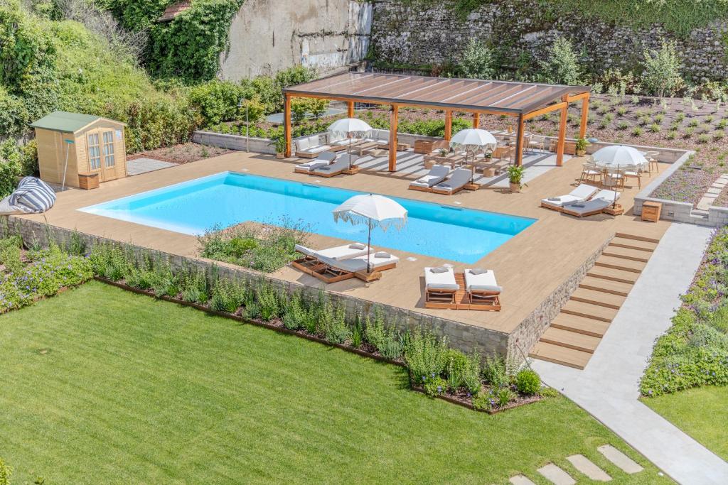 贝拉吉奥Diamond Apartments的后院设有游泳池和凉亭
