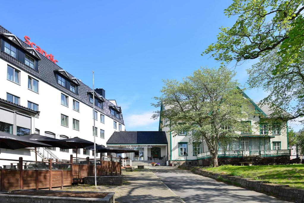 摩城斯堪梅耶花园酒店的街道旁的一排白色建筑