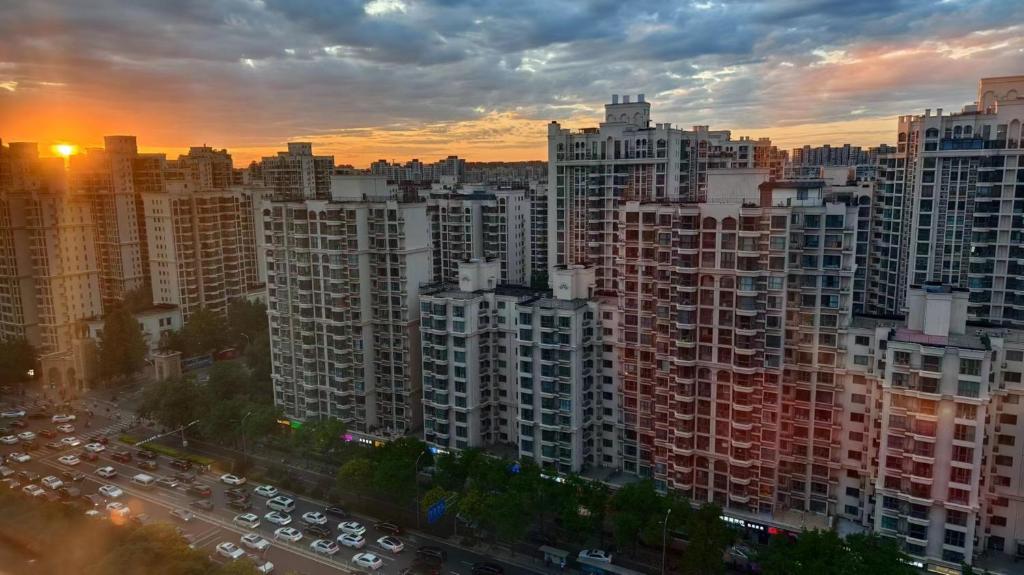 北京Chaoyang Joy City Hardcover Apartment的城市天际线,有很多高楼