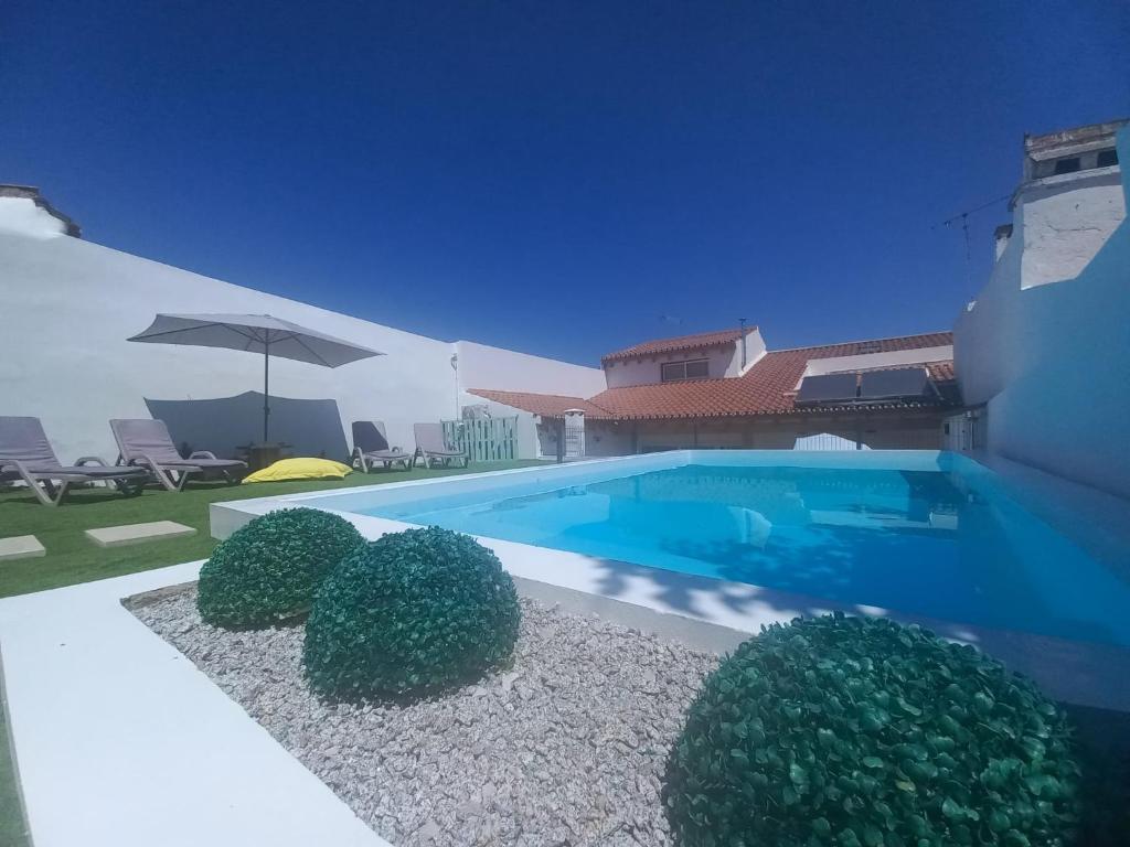 Vila RuivaParedes com Memória的一座房子后院的游泳池