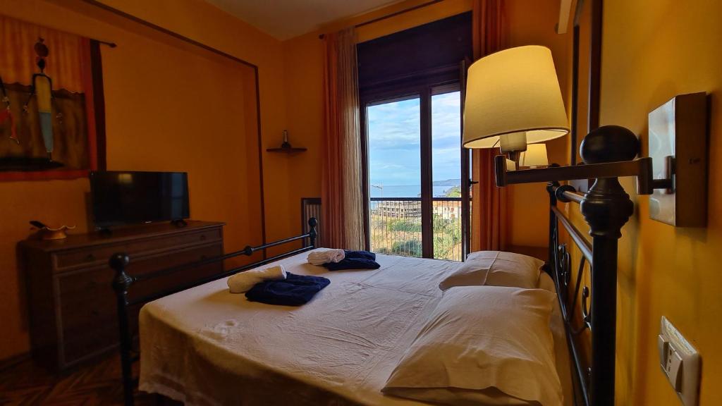 特罗佩阿Vacanze Bellavista Tropea的一间卧室配有一张带灯和窗户的床