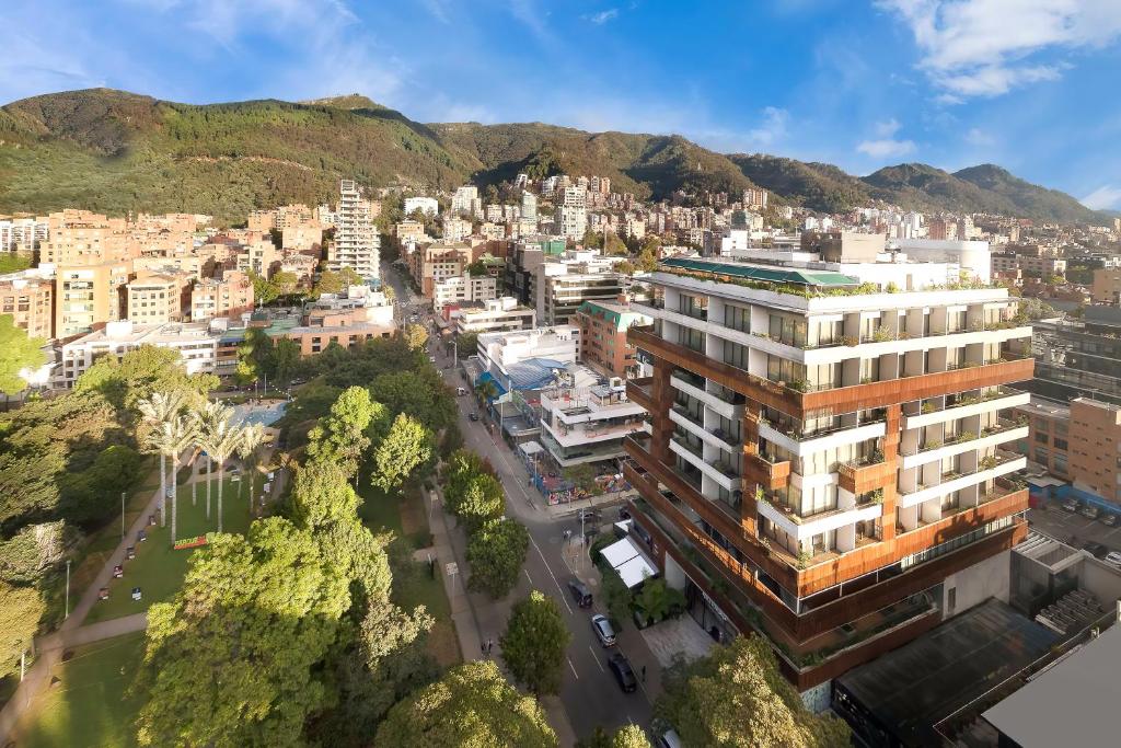 波哥大Salvio Parque 93 Bogota, Curio Collection by Hilton的城市空中景观和建筑