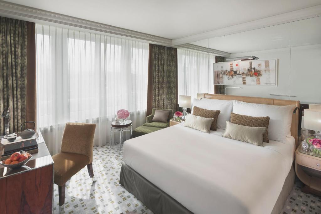 日内瓦日内瓦文华东方酒店的酒店客房设有一张大床和一张书桌。