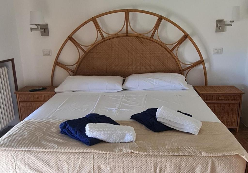 特罗佩阿Vacanze Bellavista Tropea的床上有两条毛巾