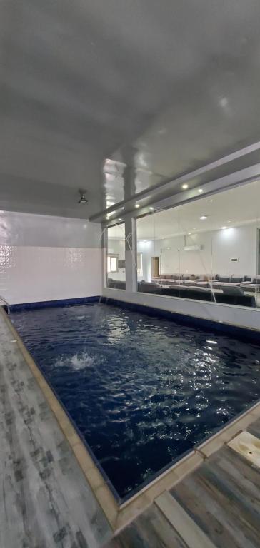 Qāʼidاستراحات توليب أبها的一座室内游泳池,位于一座建筑中