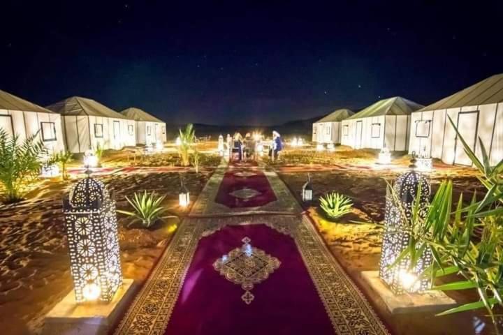 梅尔祖卡Luxury Desert Camp Merzouga的夜间在建筑里带灯的庭院