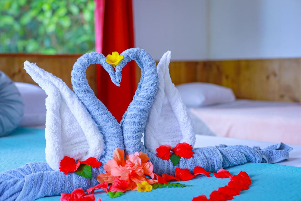 德雷克The Sunset Tucano Lodge的床上用毛巾制成的一对天鹅