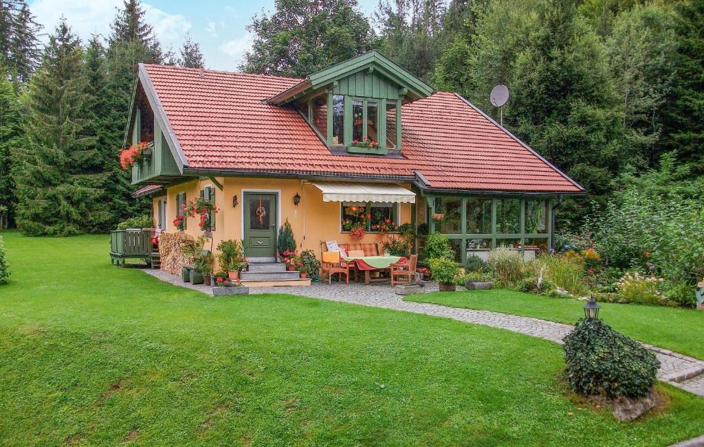 Regenhütte班豪斯K度假屋的红色屋顶的黄色小房子