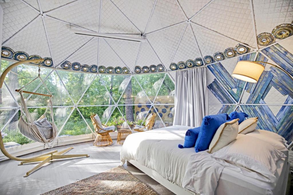 利斯堡Dream Dome Getaway near Leesburg的一间卧室设有大房间,配有一张床和大窗户