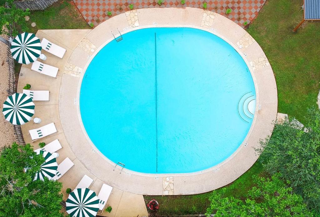 康福特The Meyer Hotel的享有大型蓝色游泳池的顶部景致