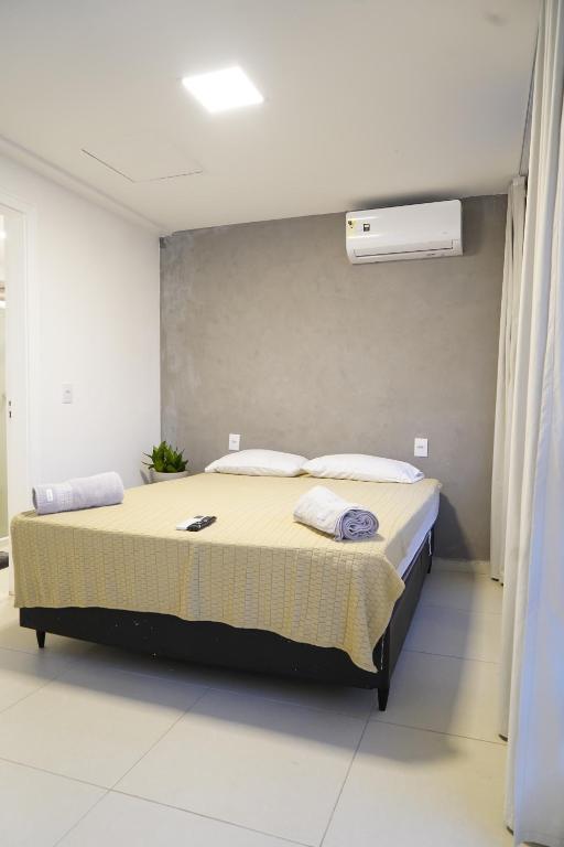 里约热内卢Surf'O Hostel的一间卧室,卧室内配有一张大床