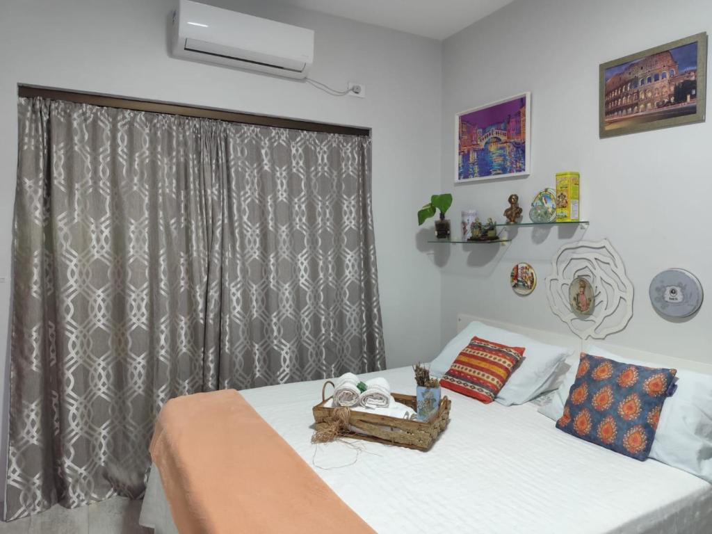 伊瓜苏APTO Maison Class - 3 quartos próximo ao shopping的一间卧室配有一张带白色床单的床和一扇窗户。